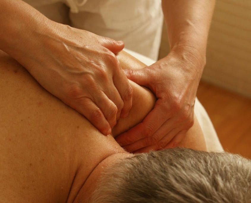 Masaje-espalda-hombre-terapeuta